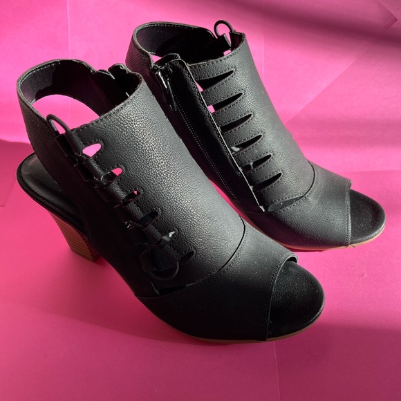 Denver Hayes Black Heeled Sandal - Picture 1 of 3